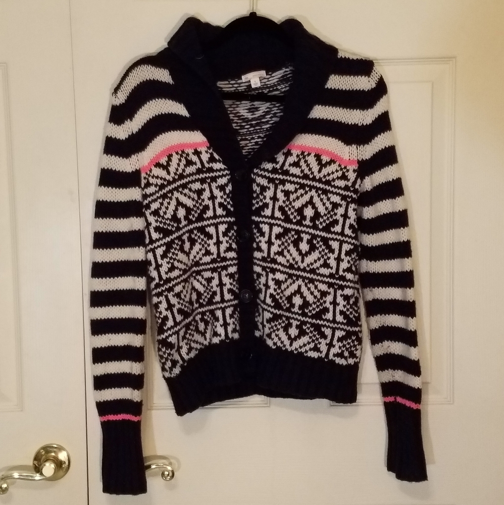 Cozy Gap Sweater with Funky Pattern 🕶